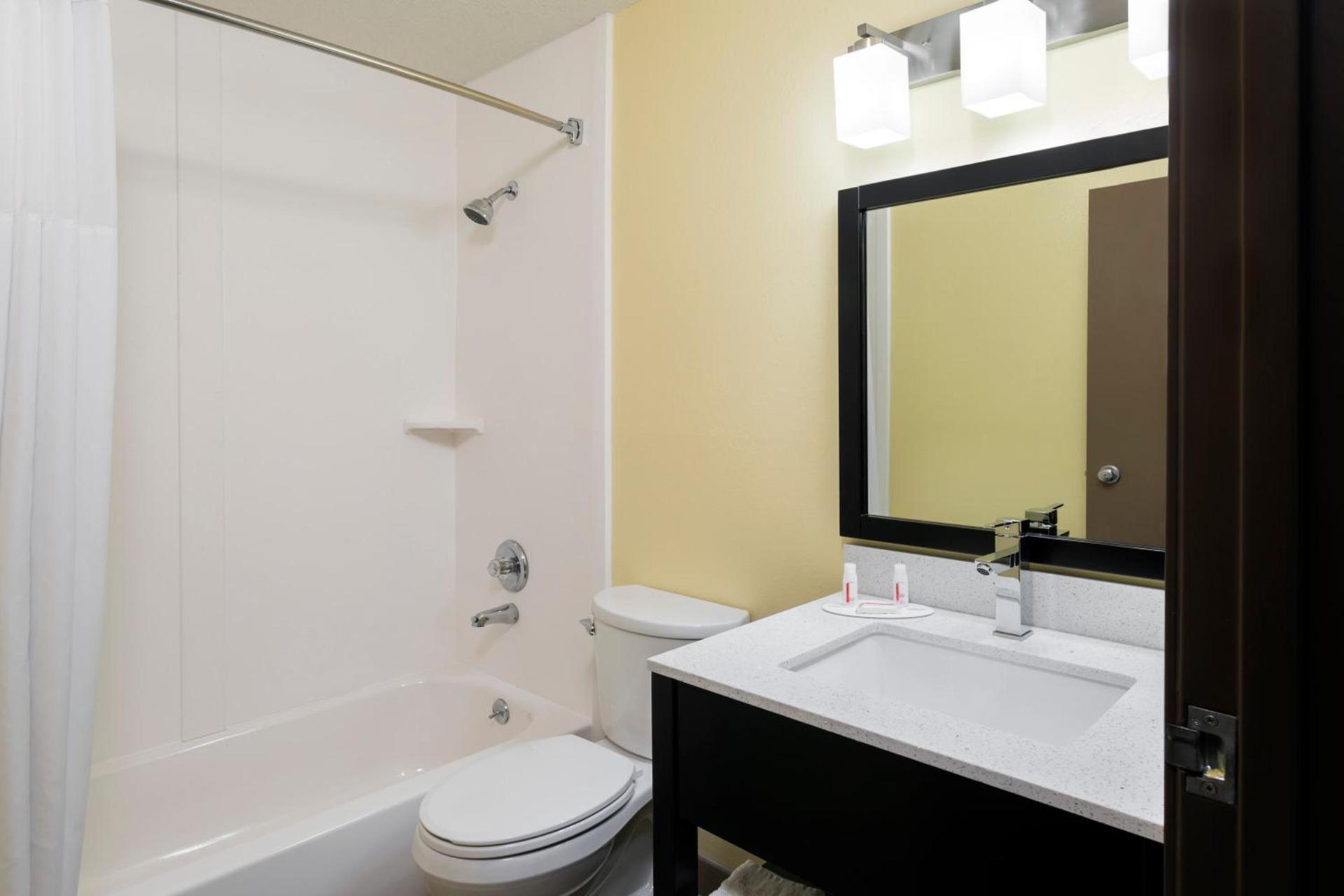 Super 8 by Wyndham Marietta photo 13