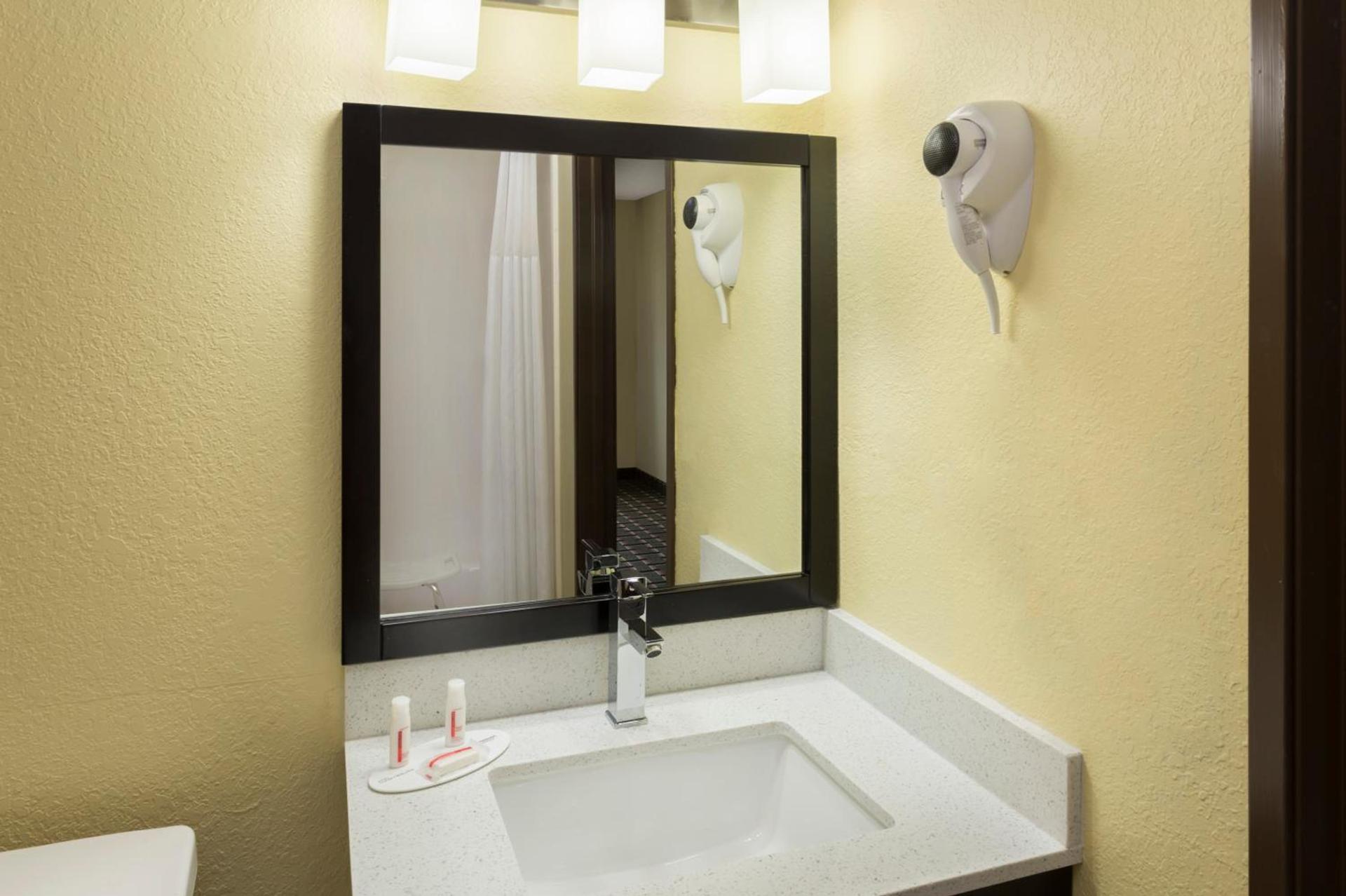 Super 8 by Wyndham Marietta photo 14