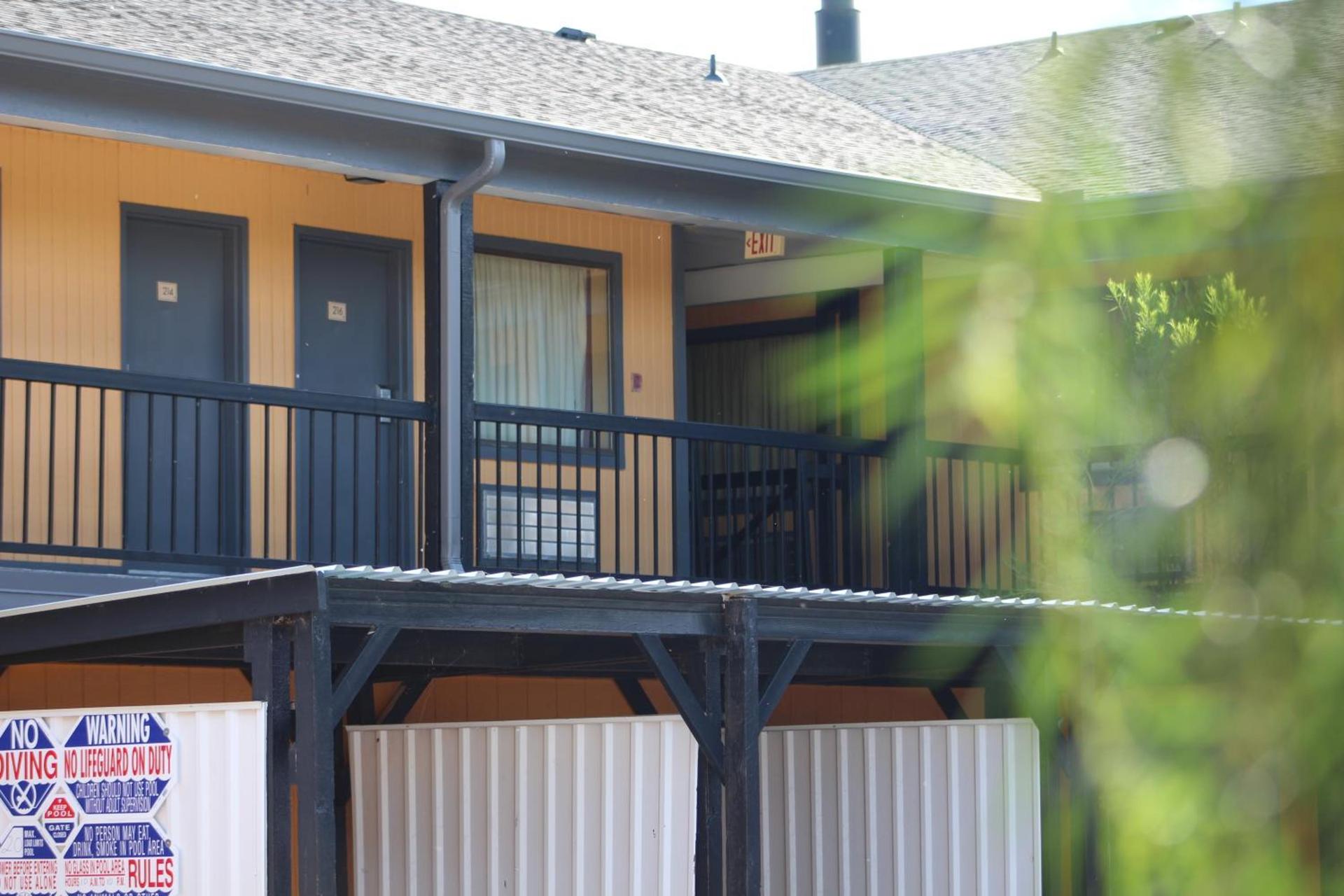 The Executive Inn & Suites photo 16
