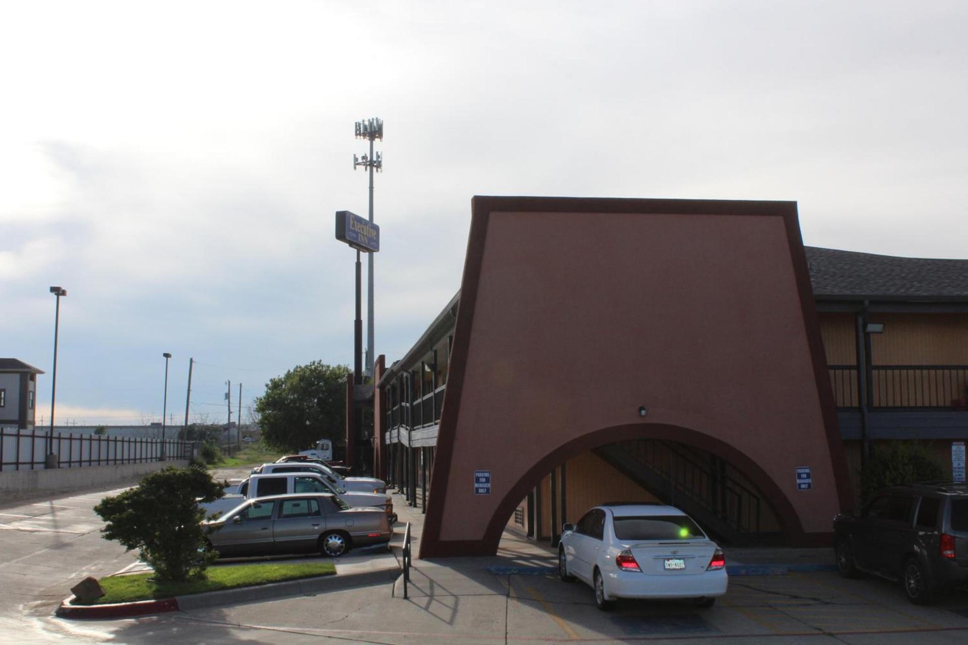 The Executive Inn & Suites photo 34