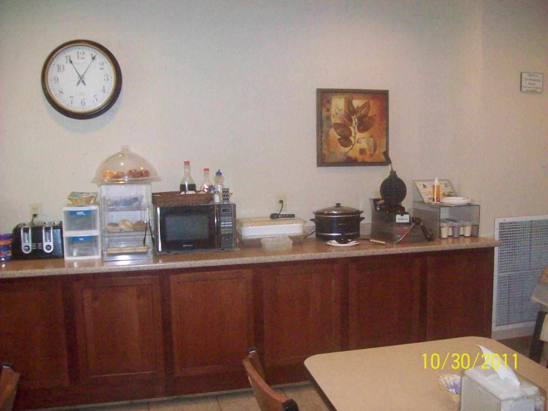 Paola Inn and Suites photo 2