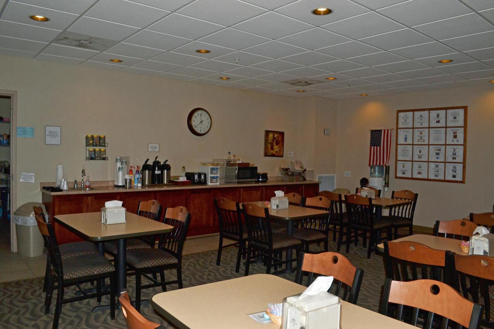 Paola Inn and Suites photo 4