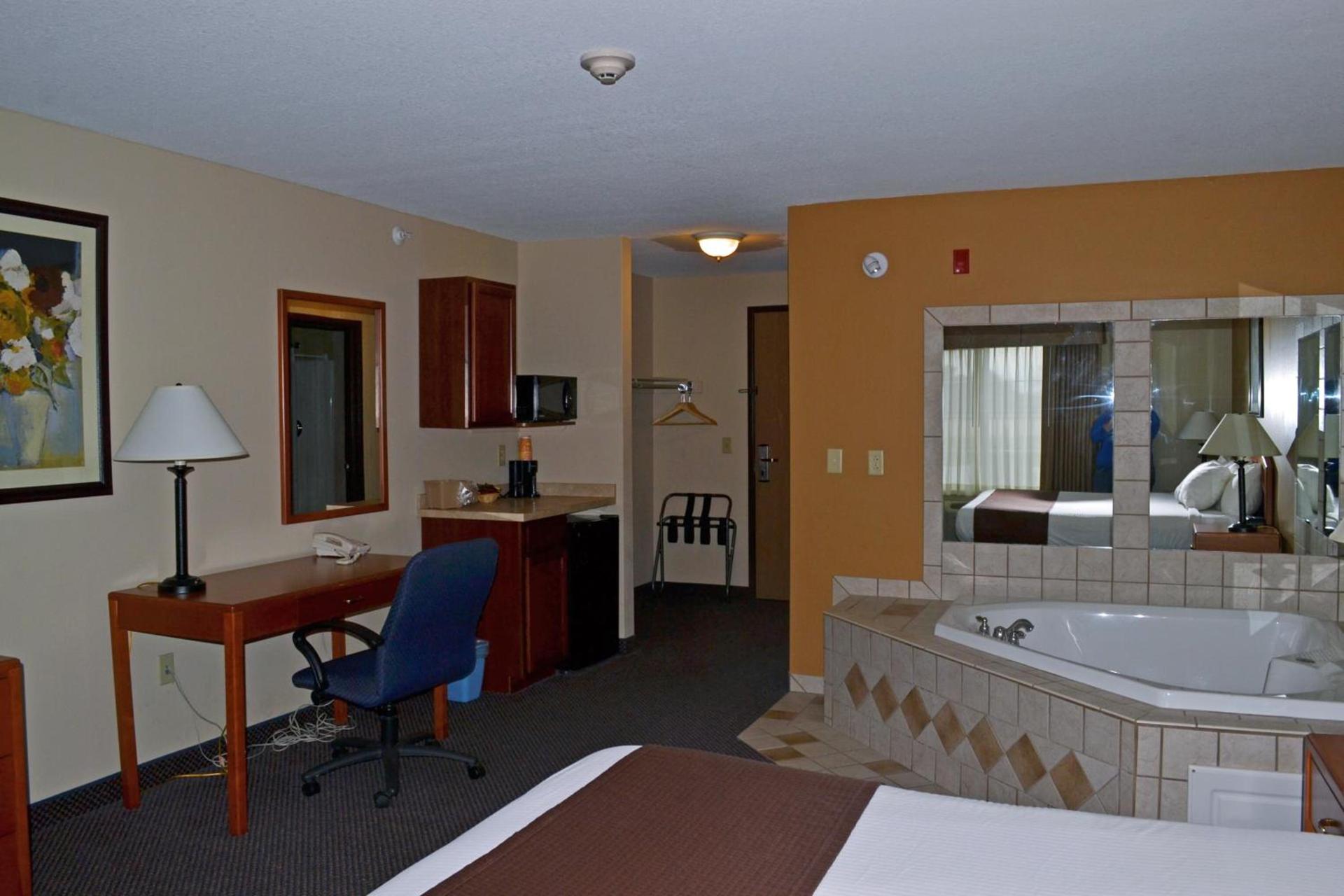 Paola Inn and Suites photo 5
