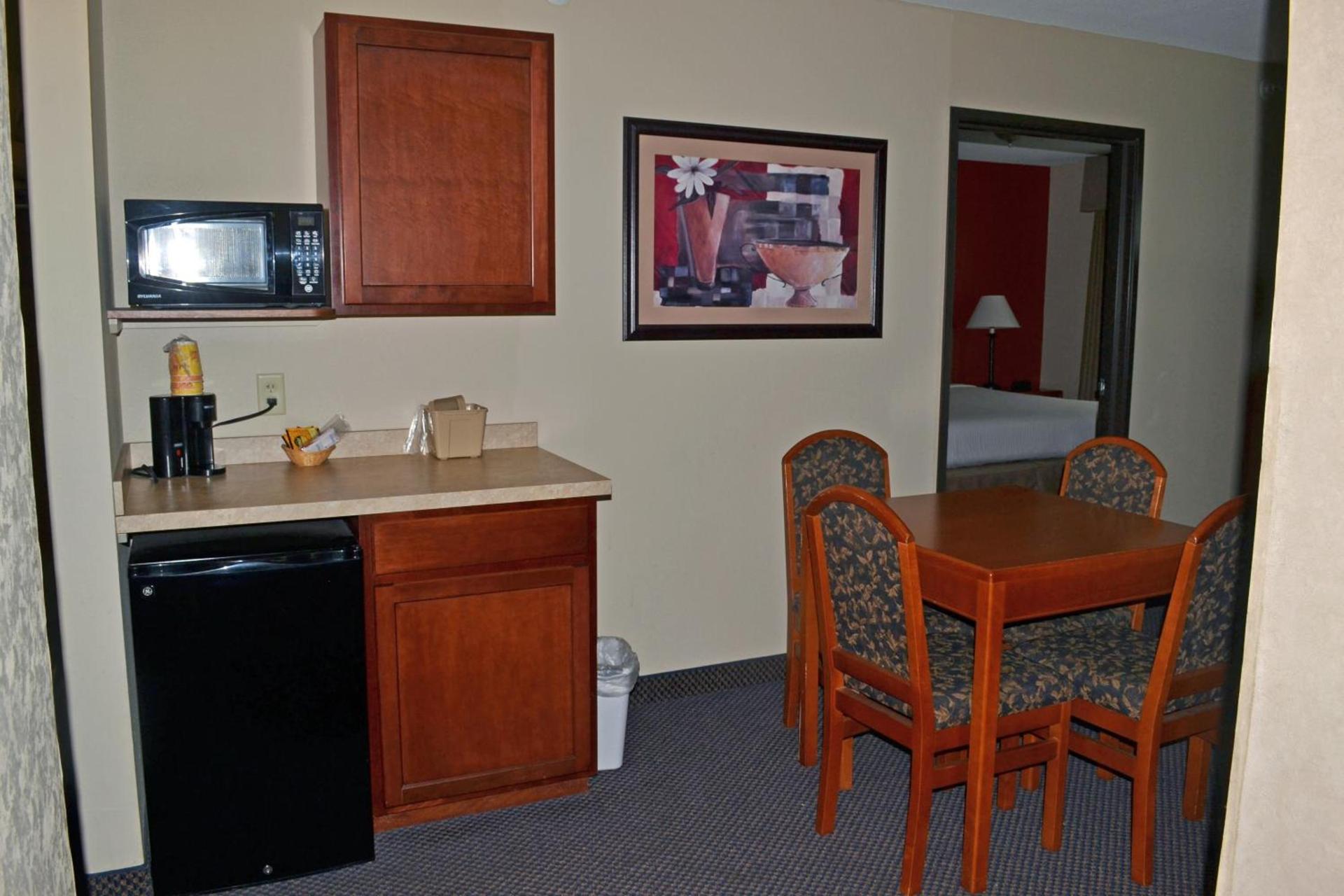 Paola Inn and Suites photo 6