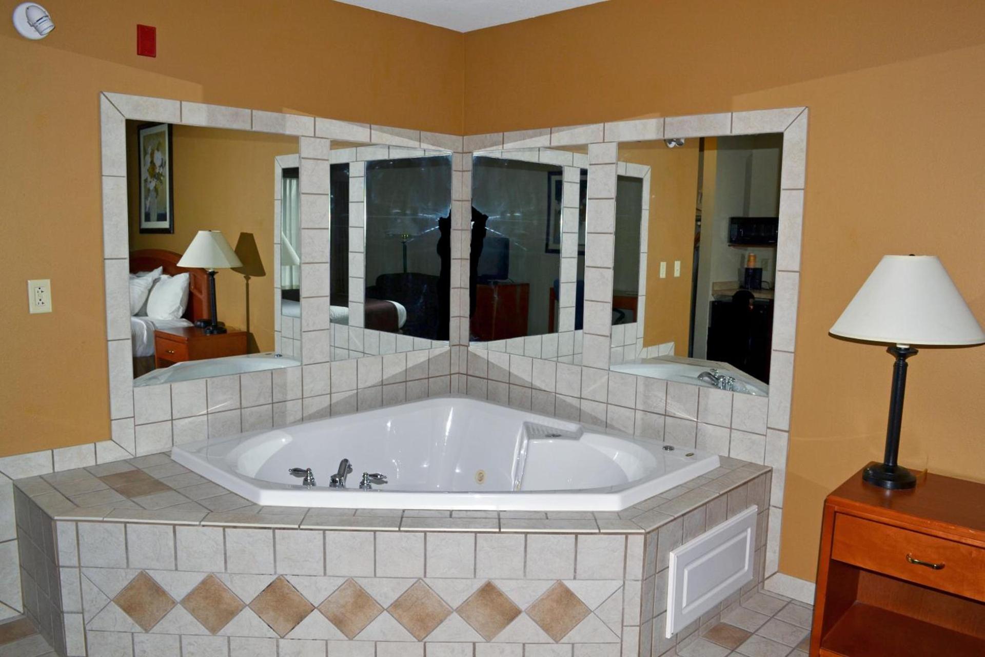Paola Inn and Suites photo 8