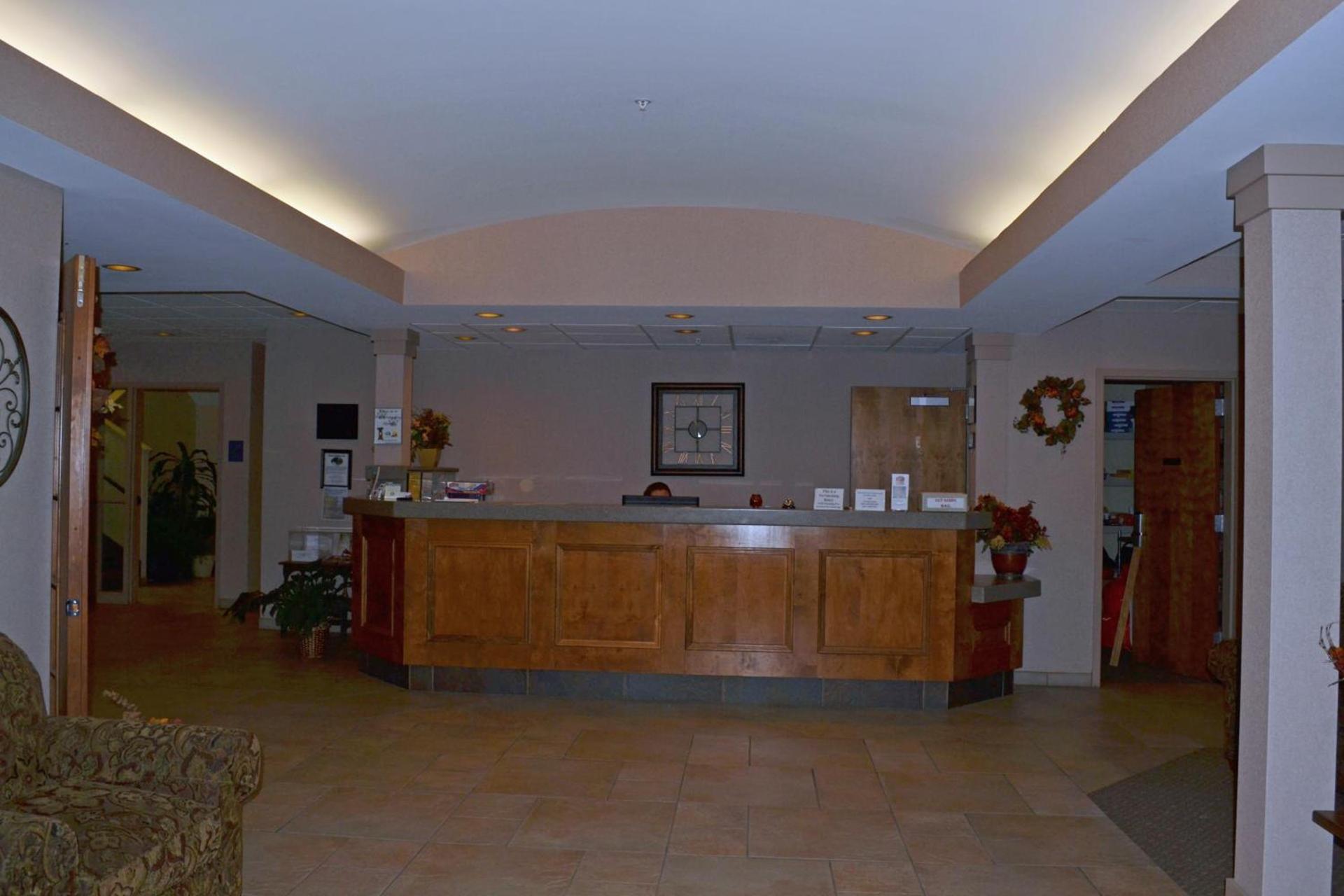 Paola Inn and Suites photo 9