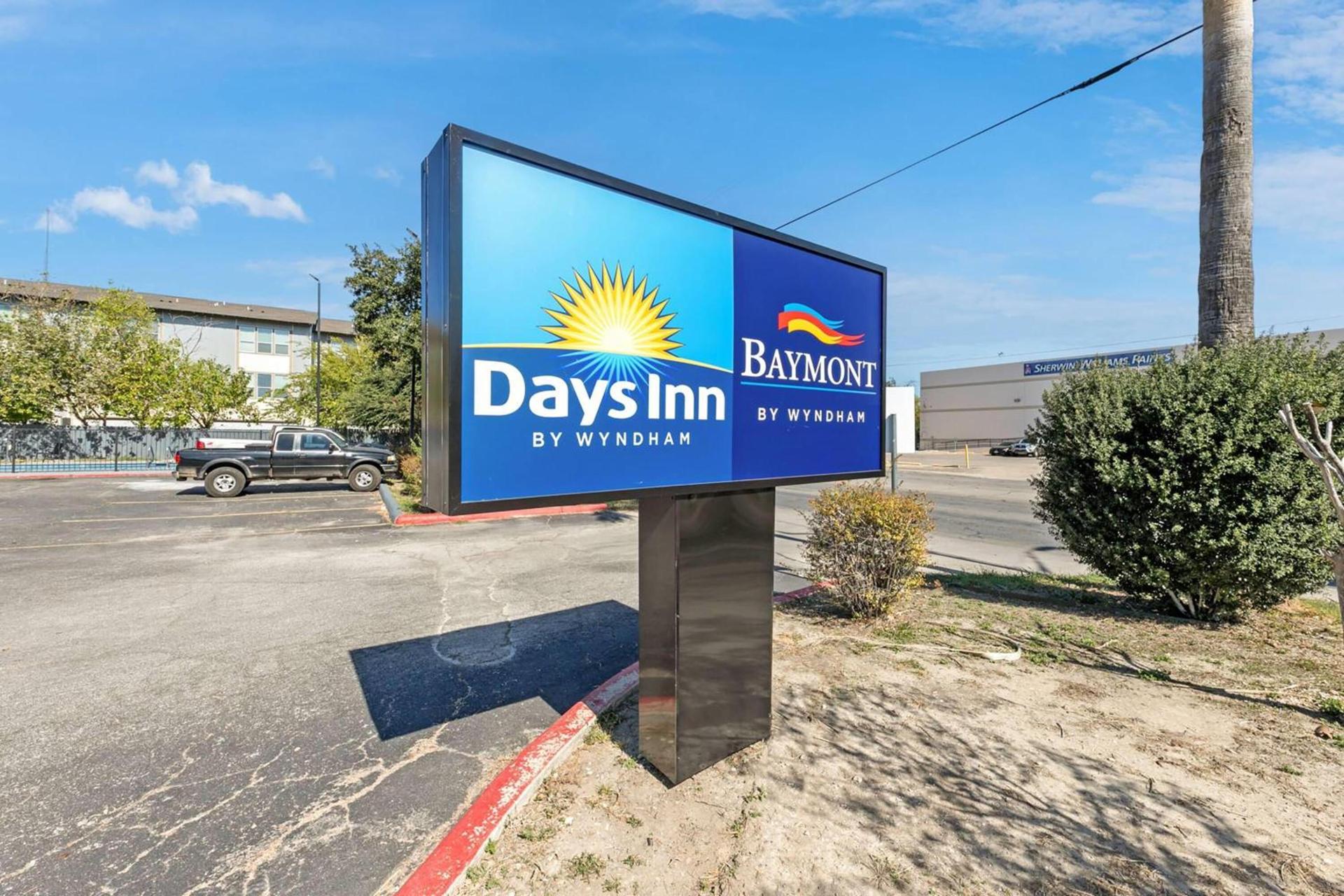 Baymont by Wyndham San Antonio Downtown photo 1