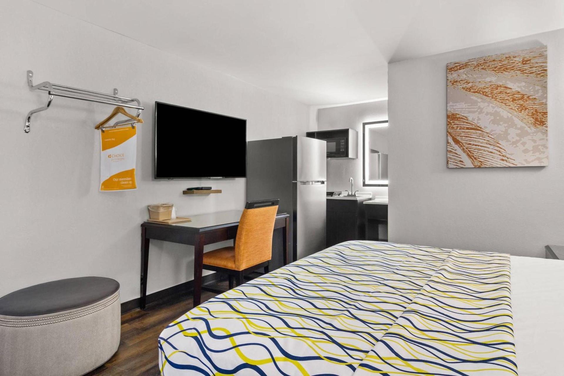 Suburban Studios Orange Park - Jacksonville near Naval Air Station — hotel in Orange Park