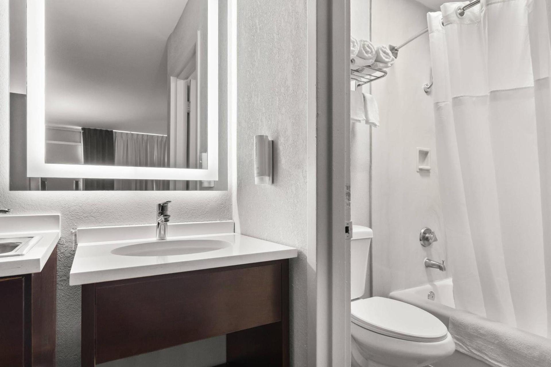 Suburban Studios Orange Park - Jacksonville near Naval Air Station photo 28