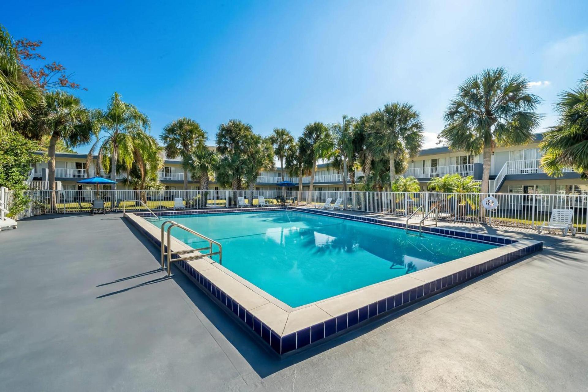 Suburban Studios Daytona Beach - Speedway photo 2