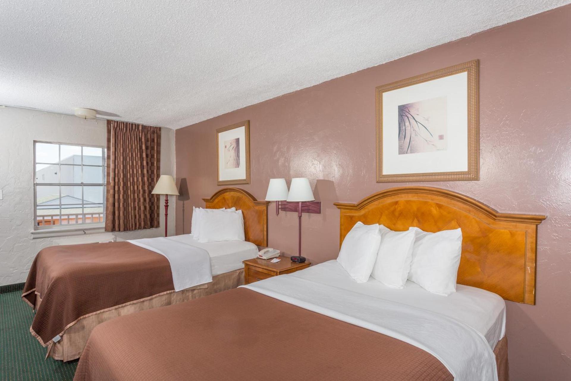 Howard Johnson by Wyndham Ft. Myers FL photo 32