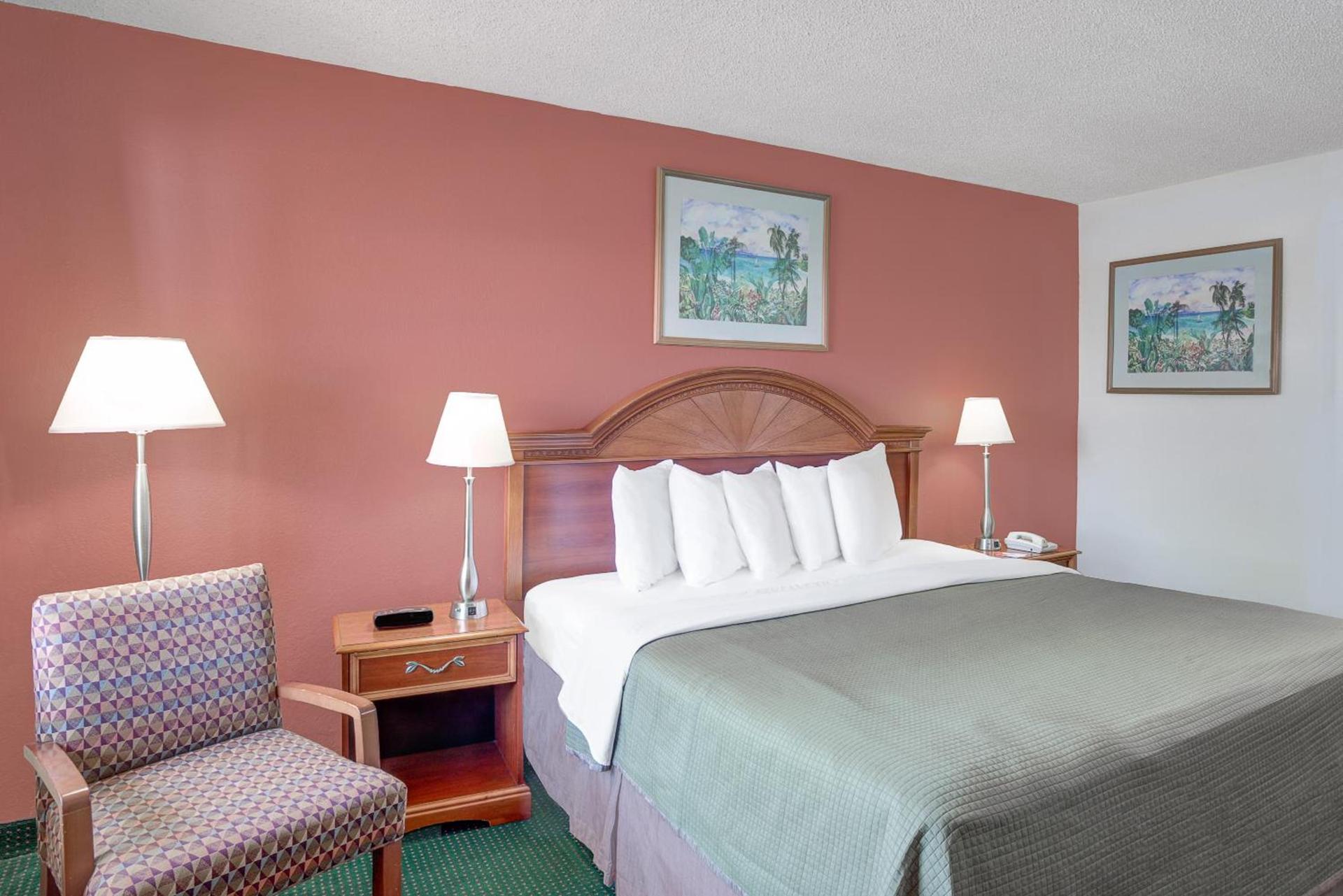 Howard Johnson by Wyndham Ft. Myers FL photo 30