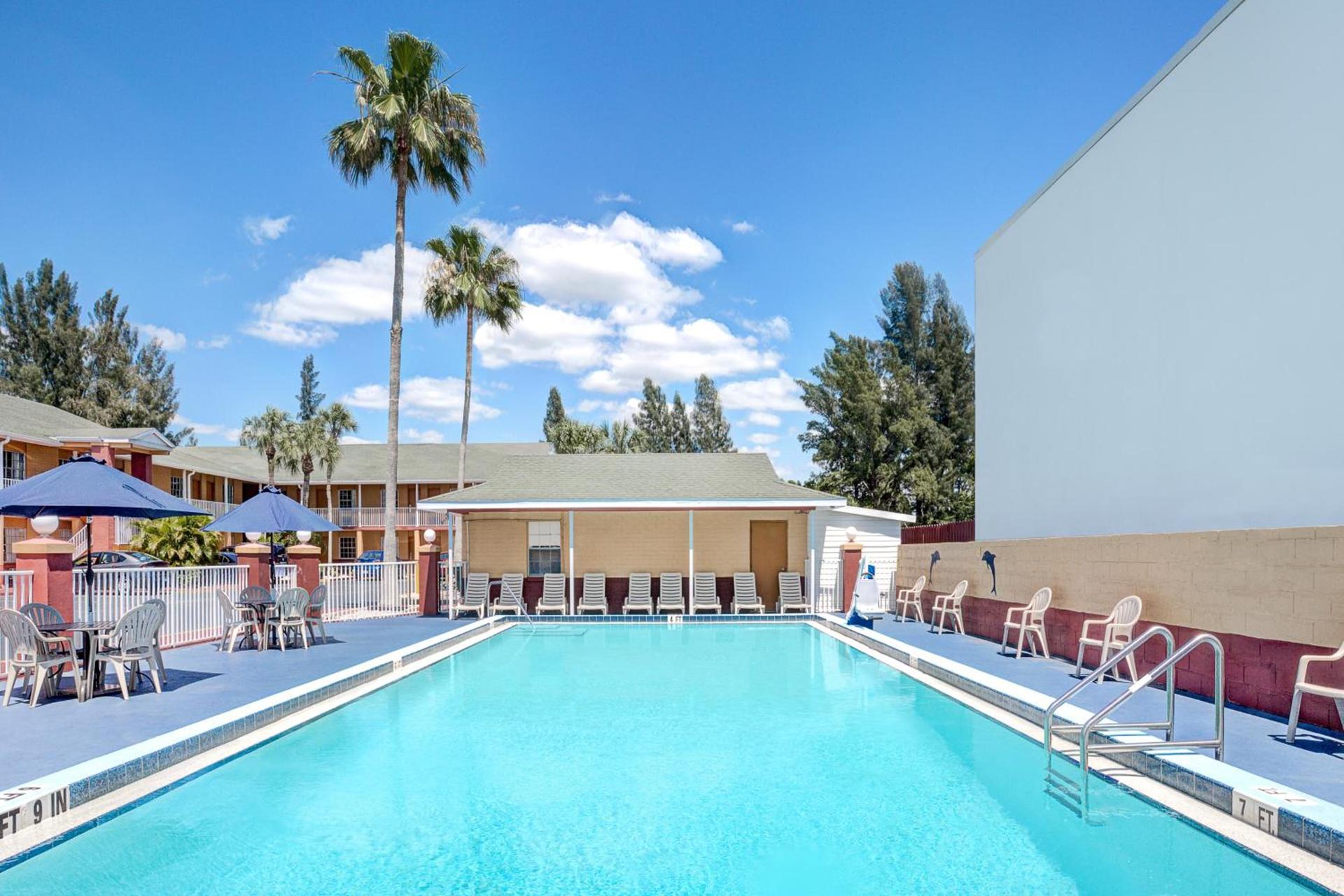 Howard Johnson by Wyndham Ft. Myers FL photo 17