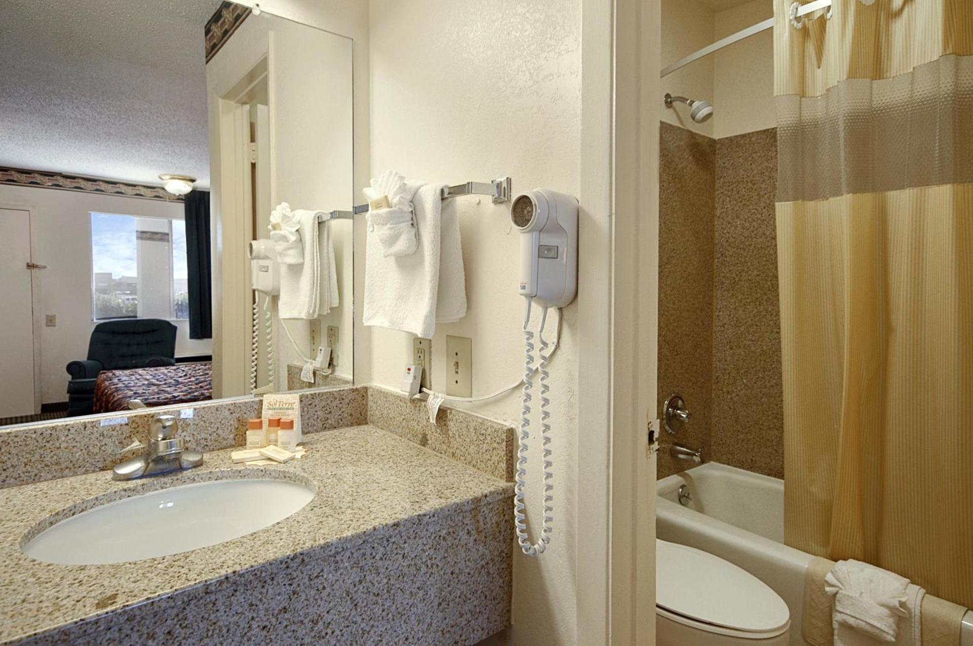 Days Inn by Wyndham Dallas Irving photo 16