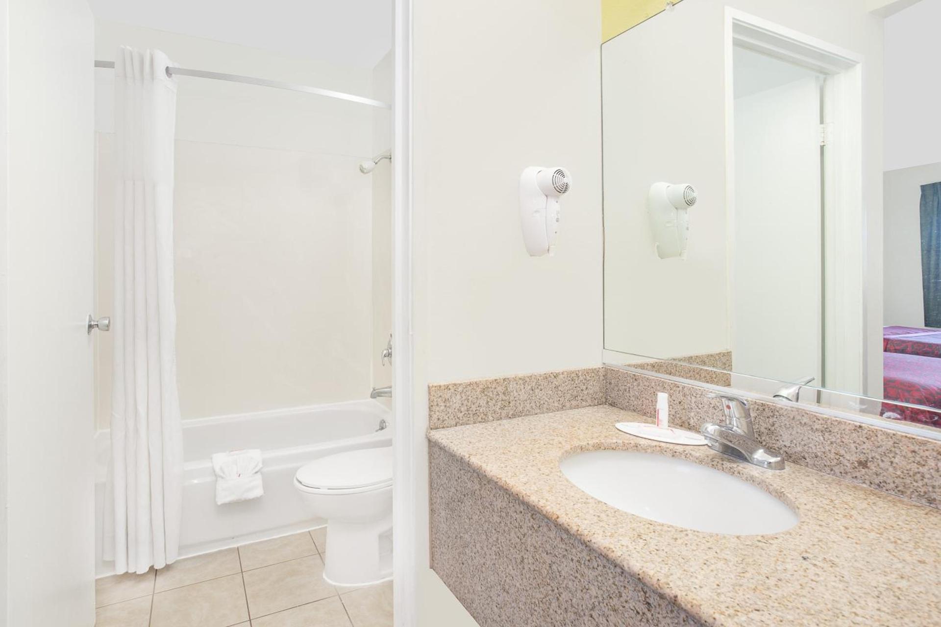 Days Inn by Wyndham Turlock photo 13