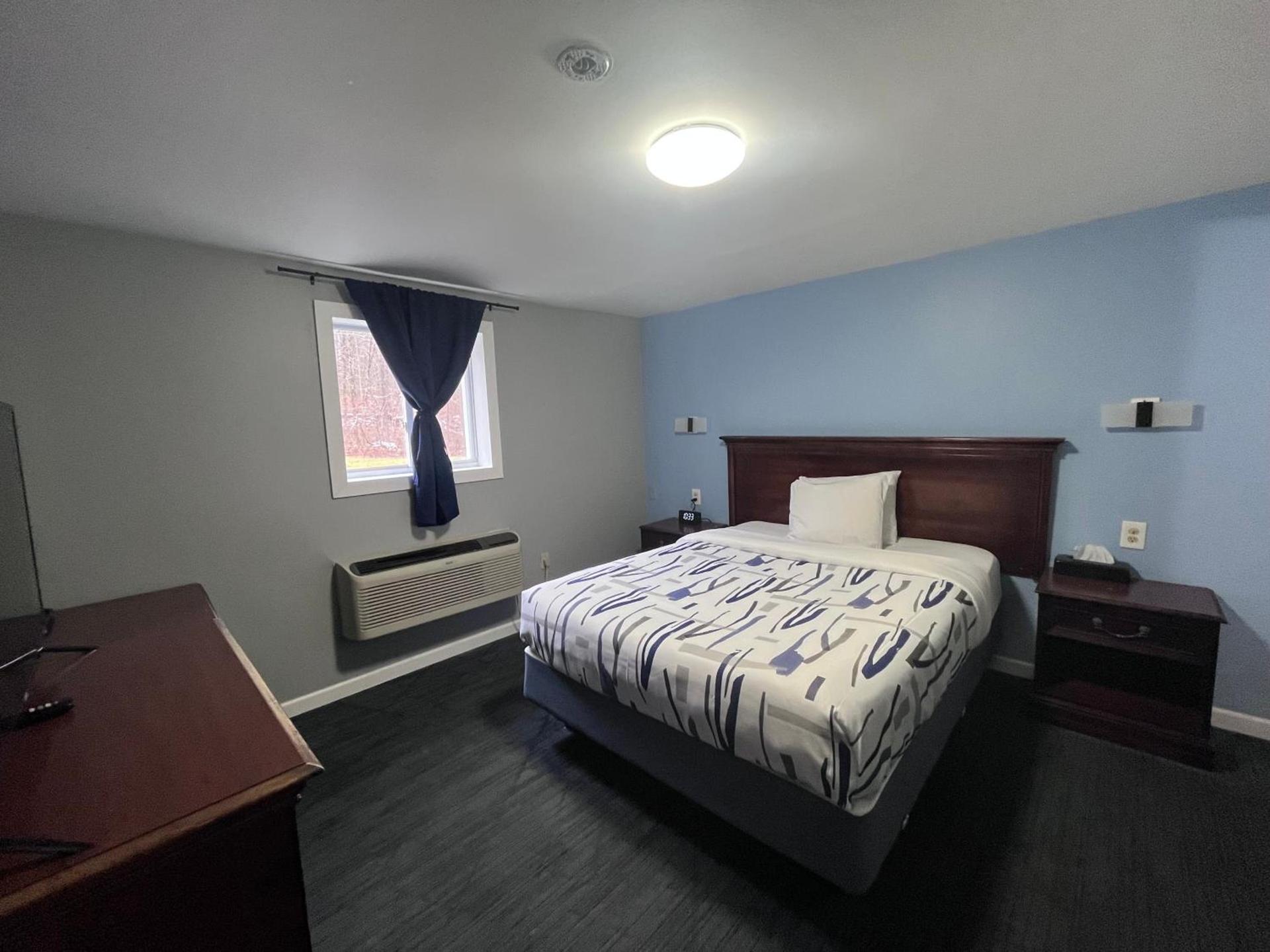 Chaplin Inn & Suites photo 11