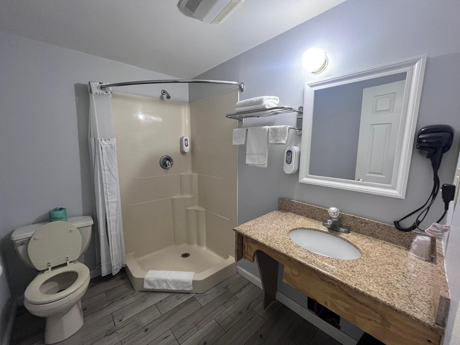 Chaplin Inn & Suites photo 9