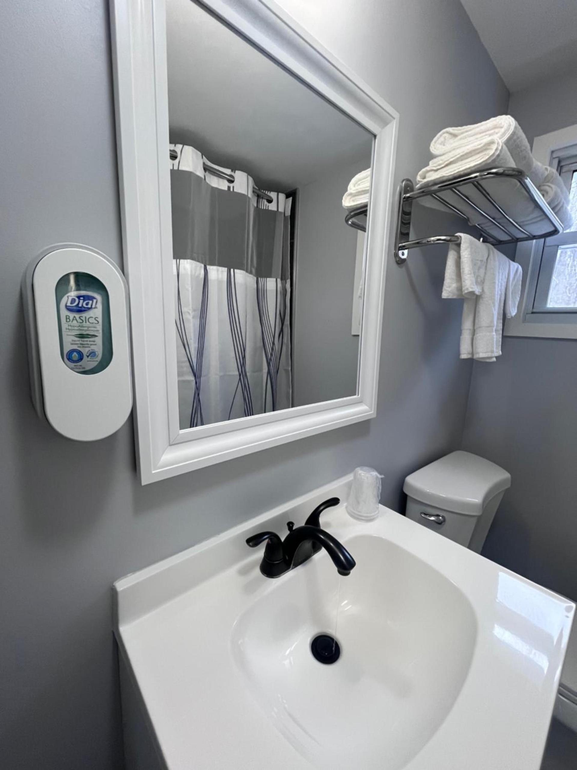 Chaplin Inn & Suites photo 5