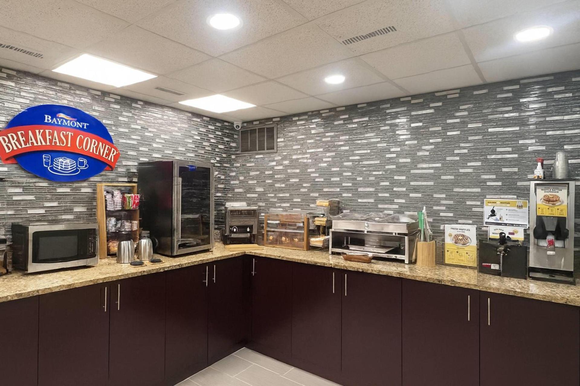 Baymont by Wyndham Fayetteville photo 18