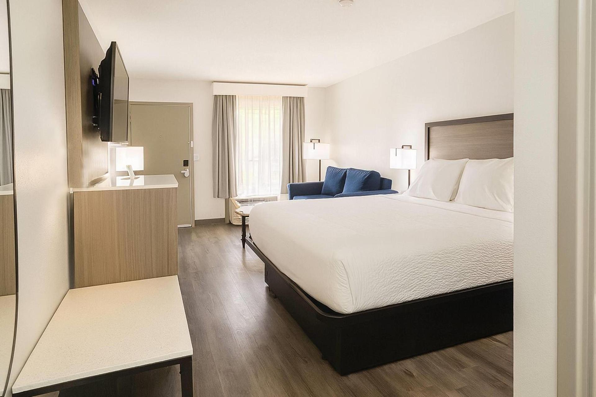 Baymont by Wyndham Fayetteville photo 12