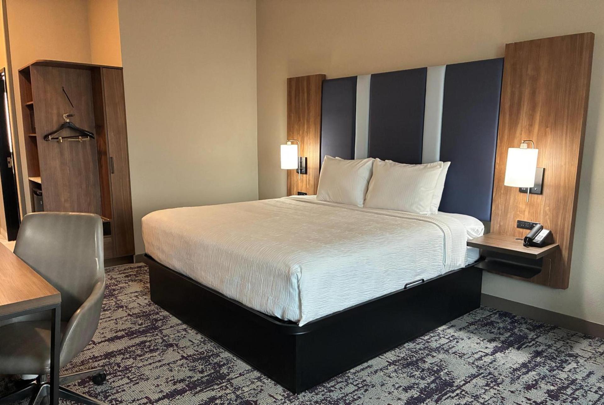 La Quinta Inn & Suites by Wyndham Athens I-65 photo 10