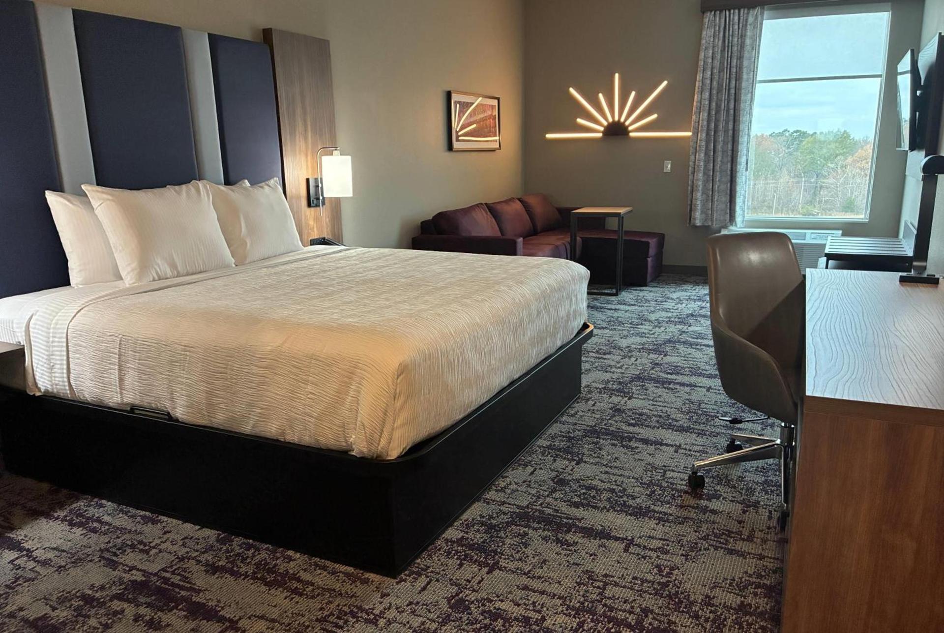 La Quinta Inn & Suites by Wyndham Athens I-65 photo 5