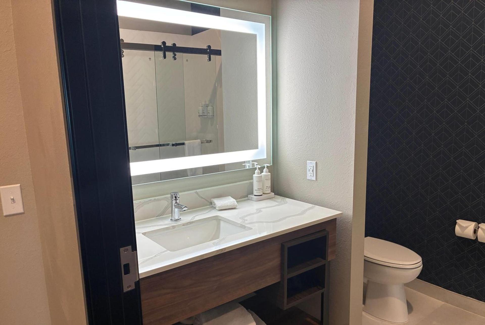 La Quinta Inn & Suites by Wyndham Athens I-65 photo 3