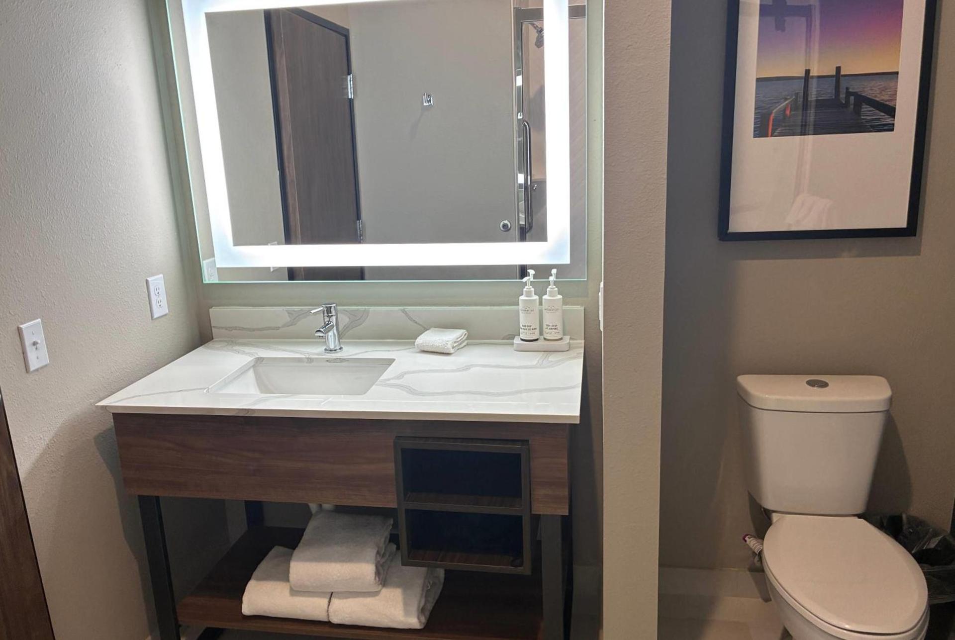 La Quinta Inn & Suites by Wyndham Athens I-65 photo 12