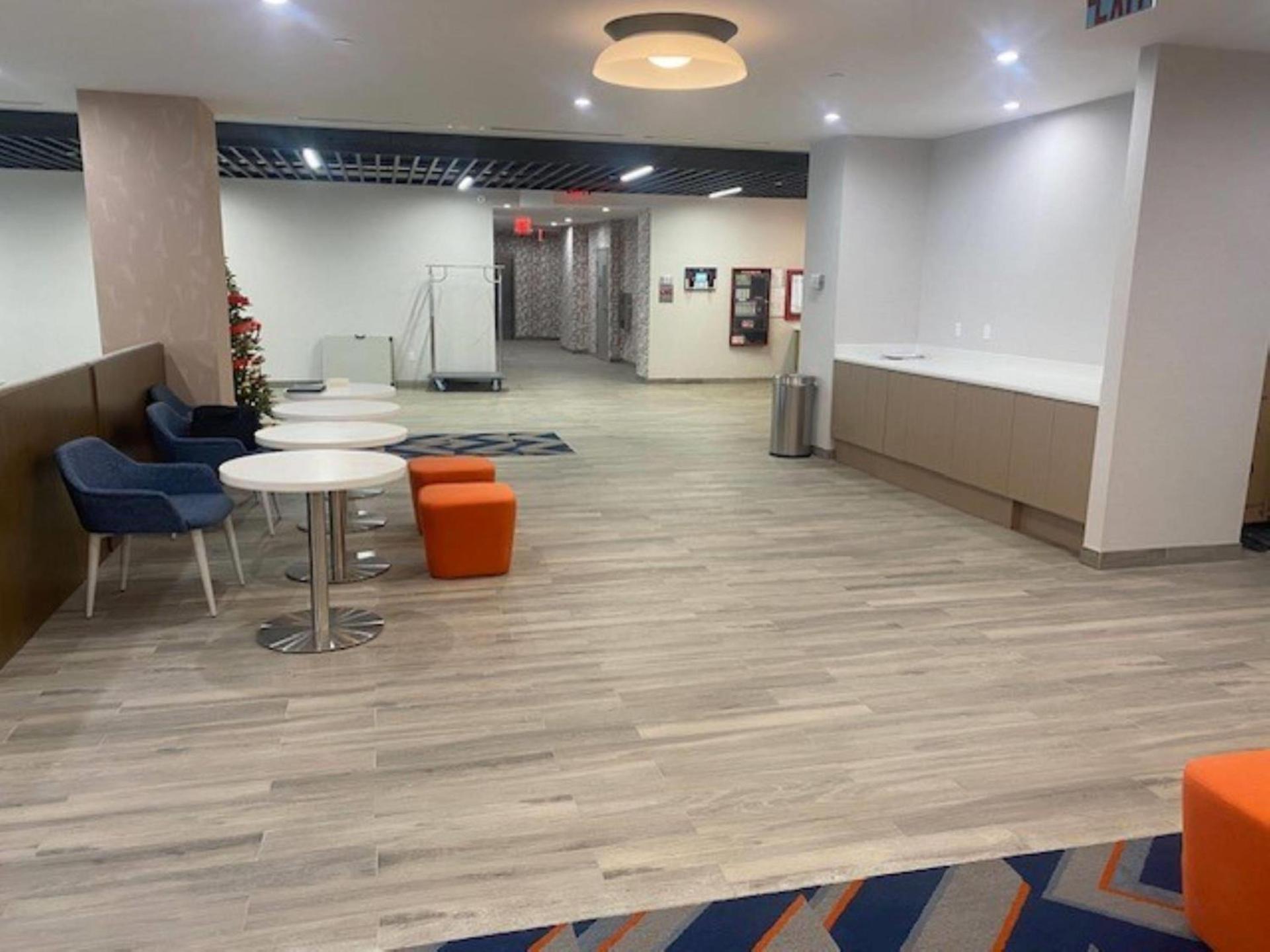 La Quinta Inn & Suites By Wyndham Queens NYC JFK AirTrain photo 12