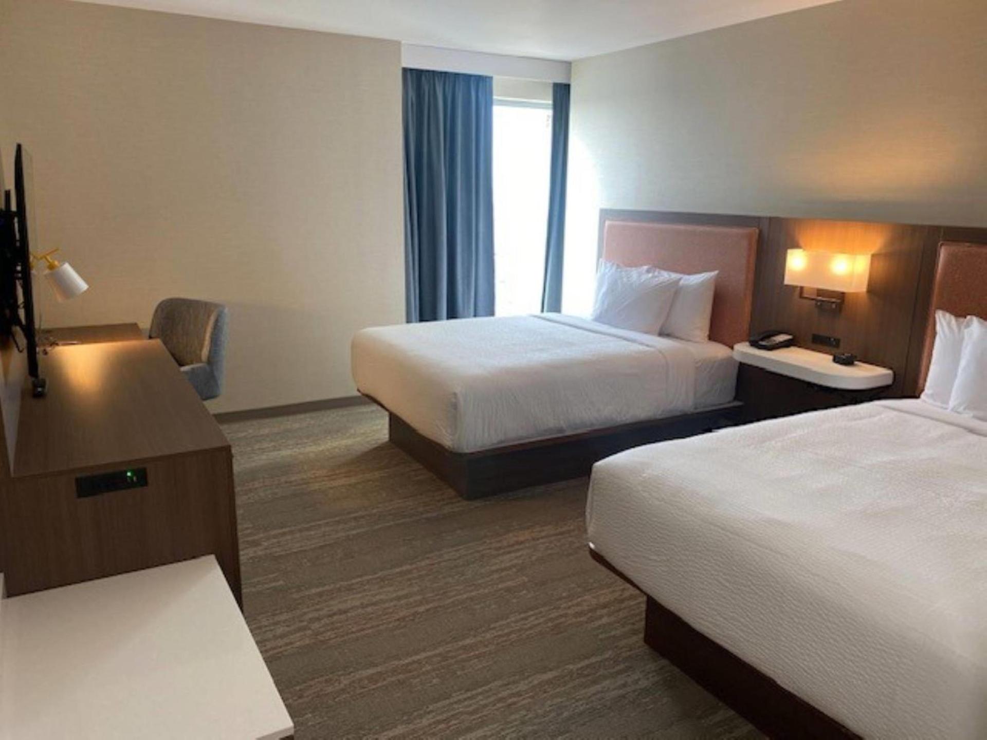 La Quinta Inn & Suites By Wyndham Queens NYC JFK AirTrain photo 4