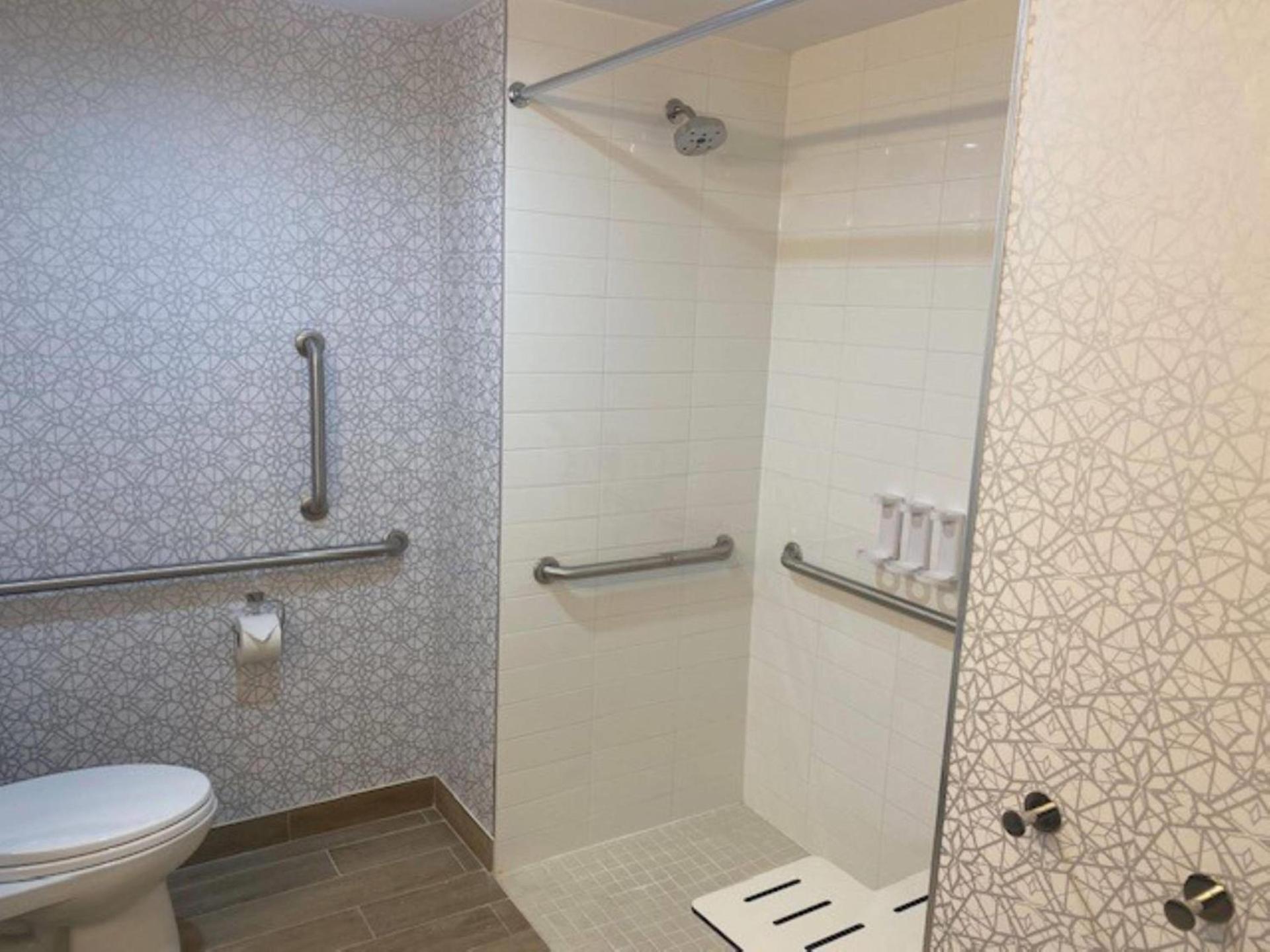 La Quinta Inn & Suites By Wyndham Queens NYC JFK AirTrain photo 3