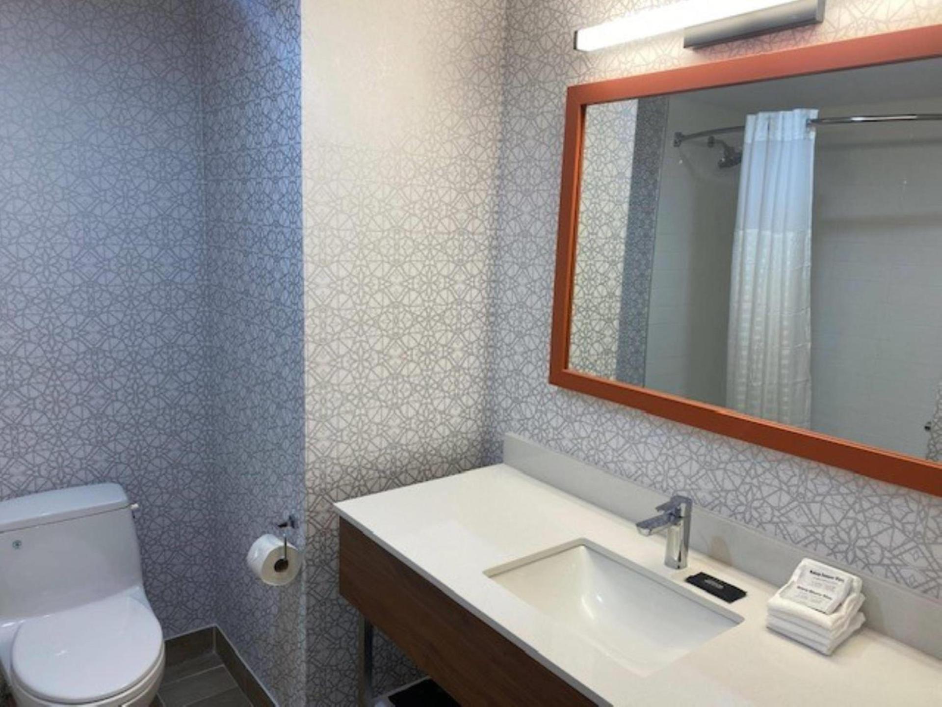 La Quinta Inn & Suites By Wyndham Queens NYC JFK AirTrain photo 2