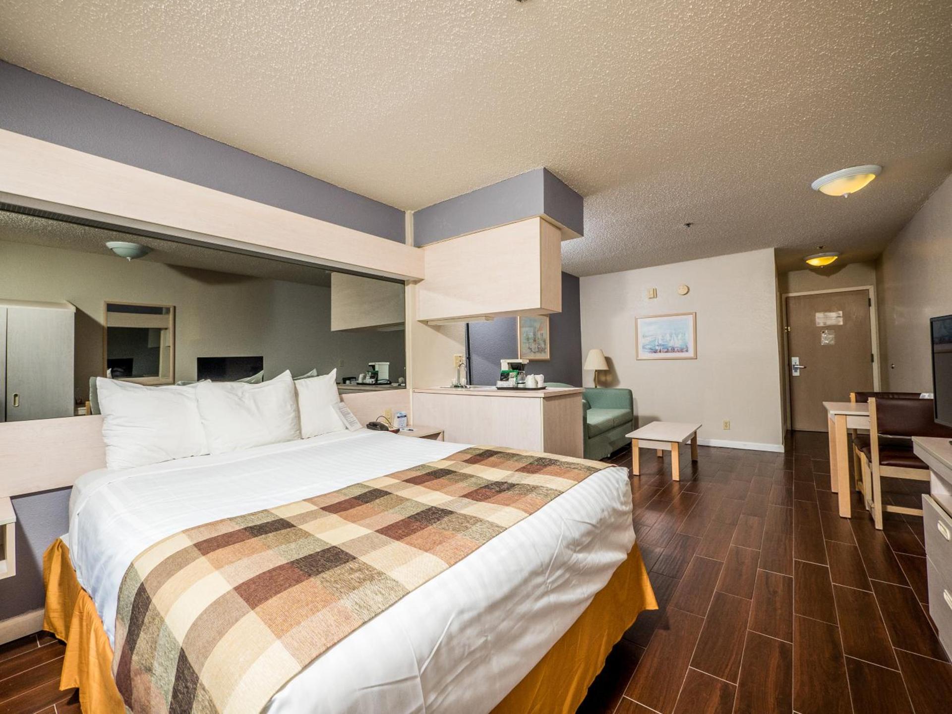 Microtel Inn & Suites by Wyndham Palm Coast I-95 photo 16