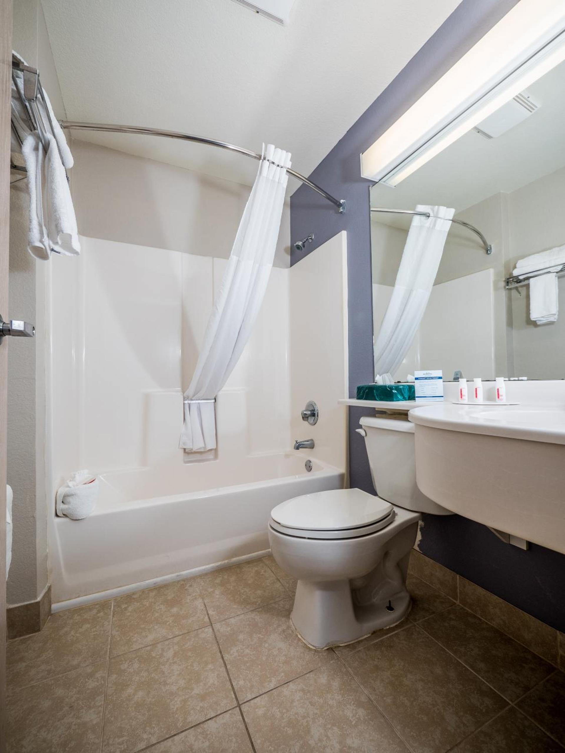Microtel Inn & Suites by Wyndham Palm Coast I-95 photo 17