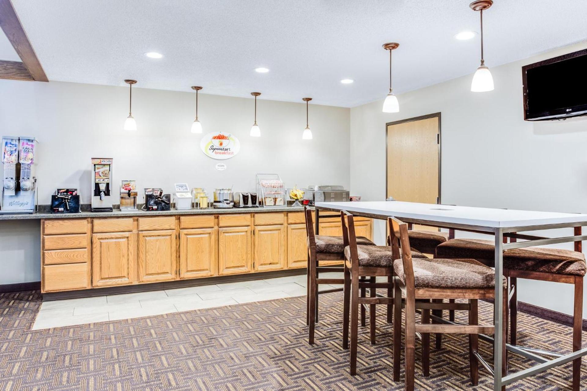 Super 8 by Wyndham Green Bay Near Stadium photo 20