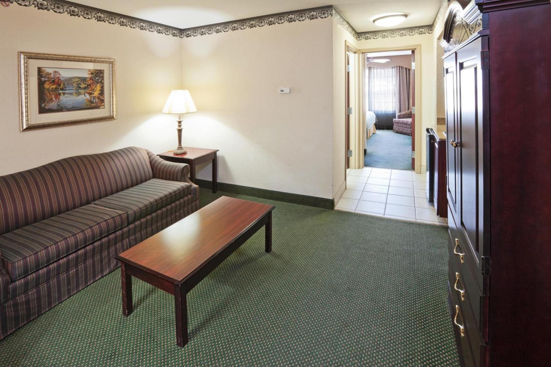 Holiday Inn Express Hotel & Suites Gainesville by IHG photo 2