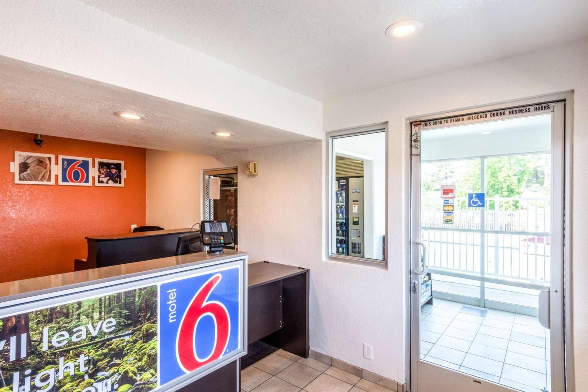 Motel 6-Redding, CA - Central photo 53
