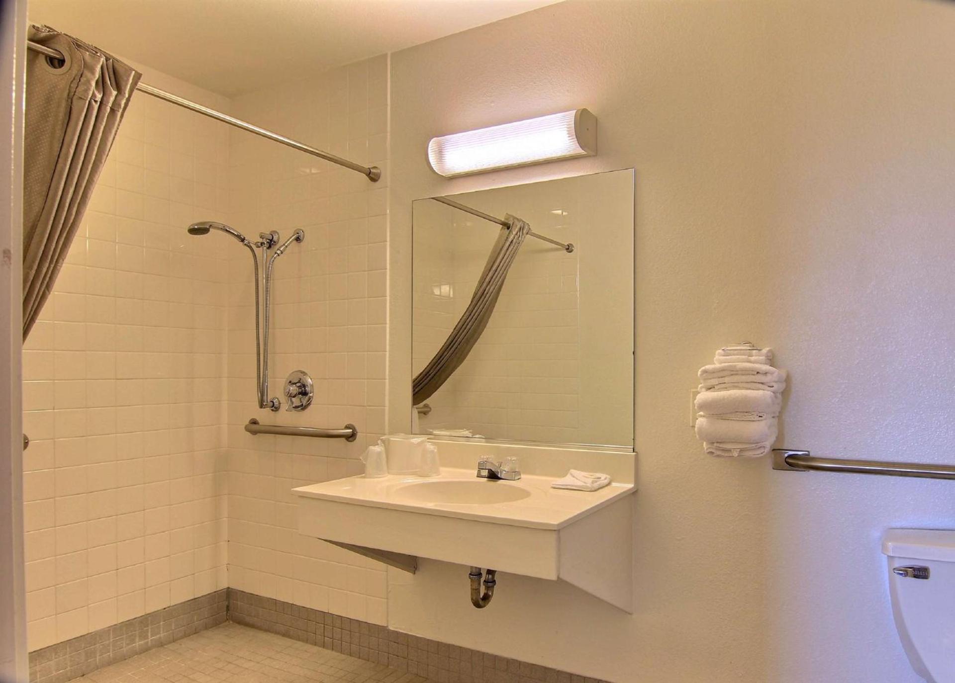 Motel 6-Bismarck, ND photo 16