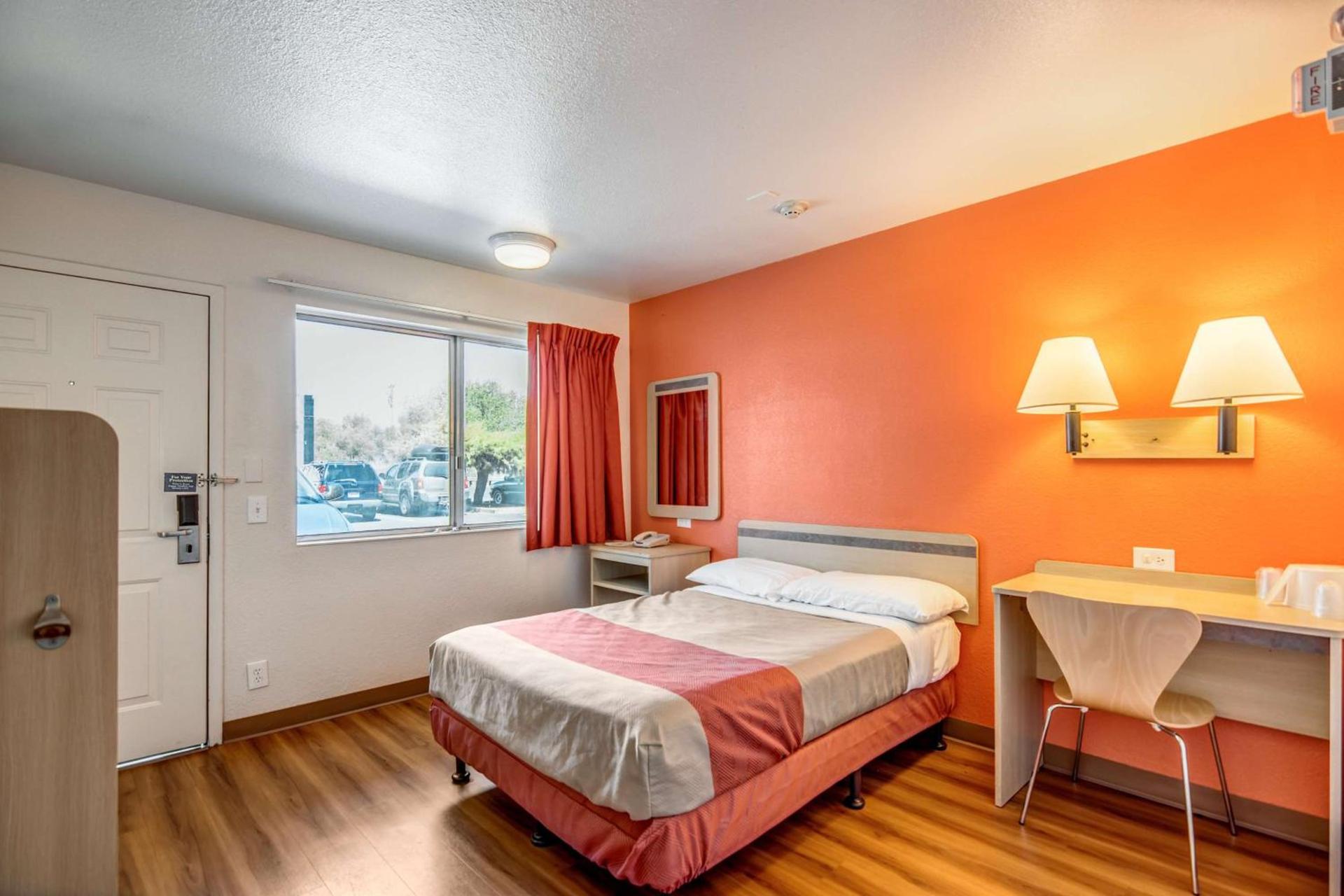 Super 8 by Wyndham Tracy photo 31