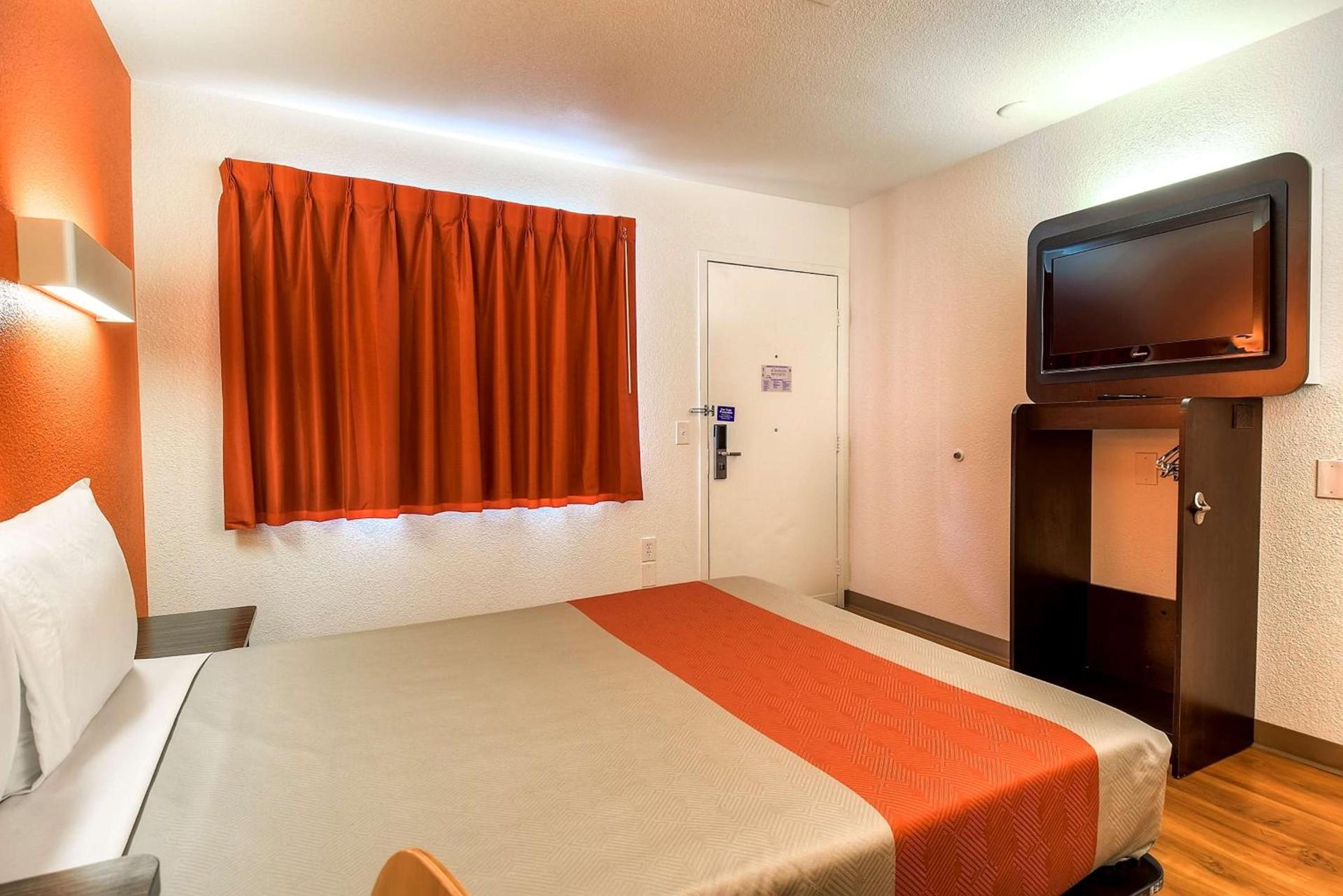 Motel 6-Carlsbad, CA Beach photo 55