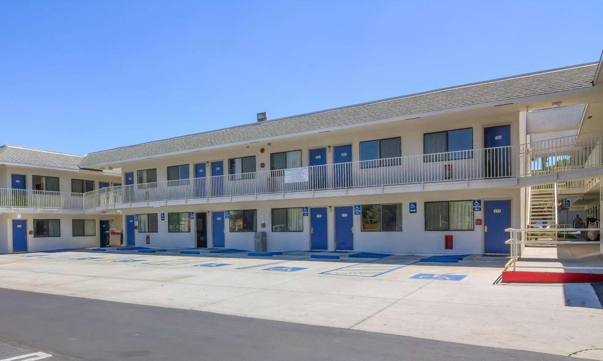Vagabond Inn Sylmar photo 11