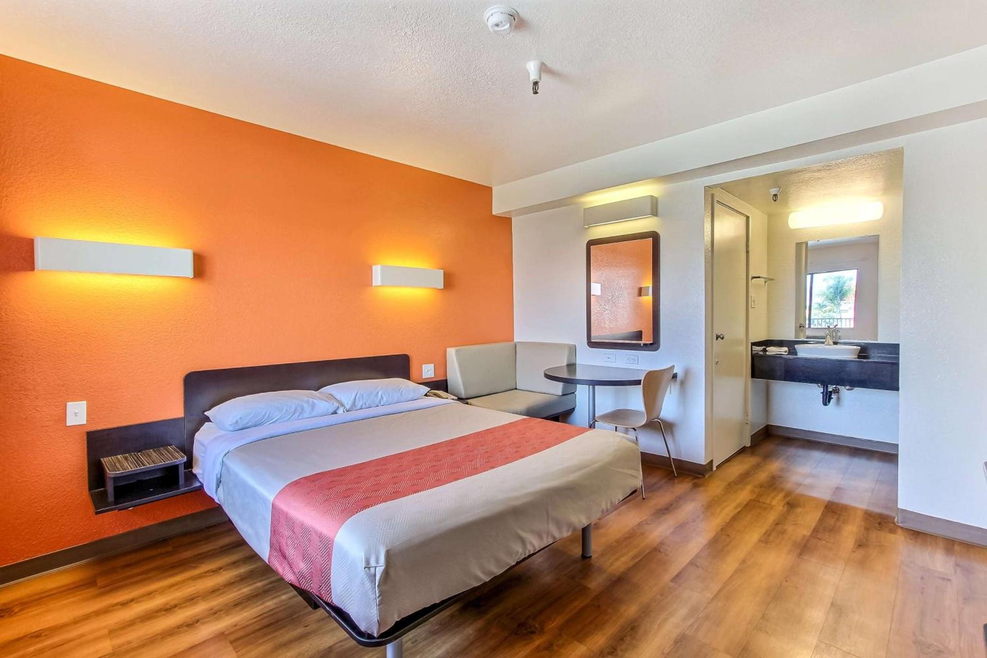 Hotel B5 -Watsonville photo 43