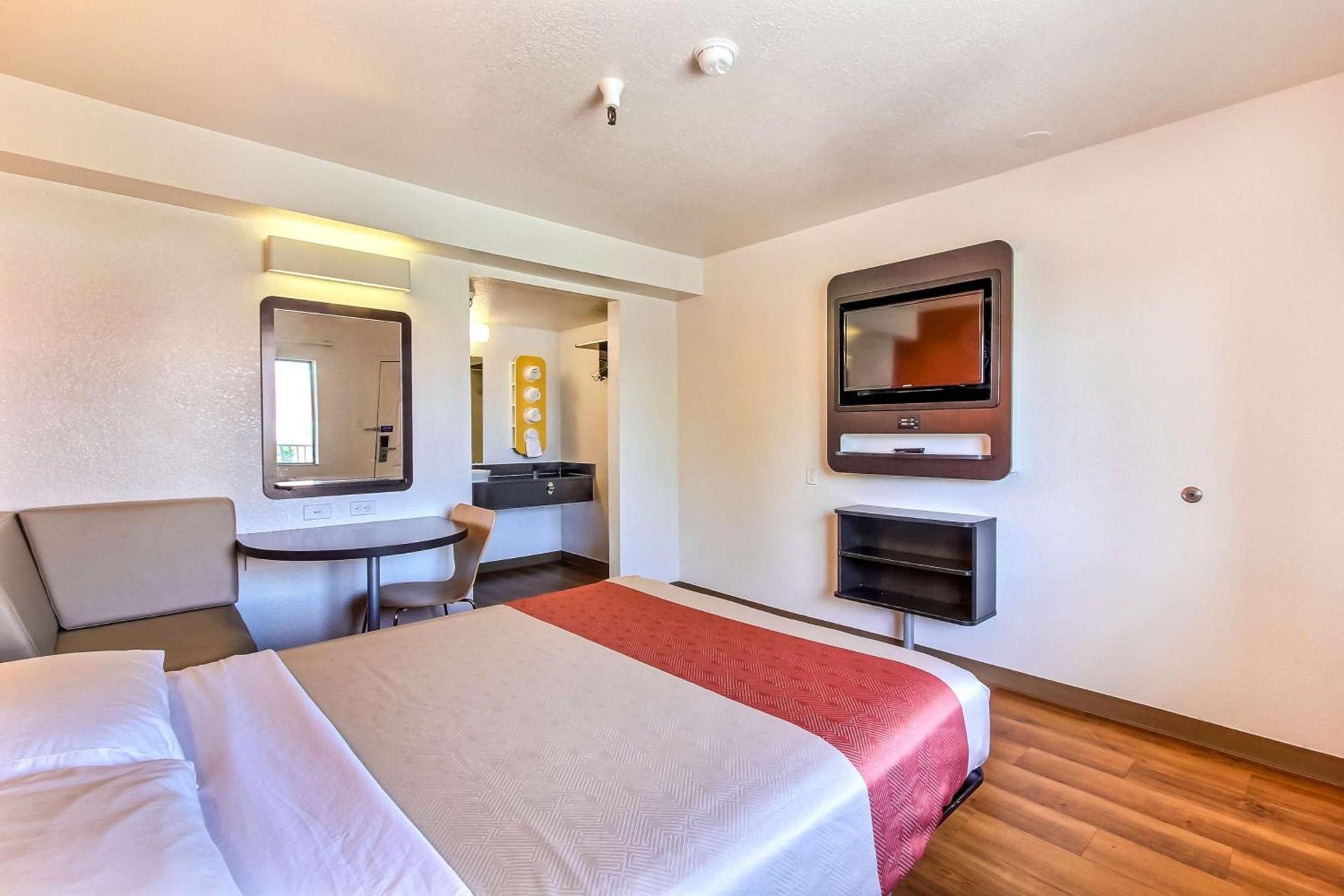 Hotel B5 -Watsonville photo 42