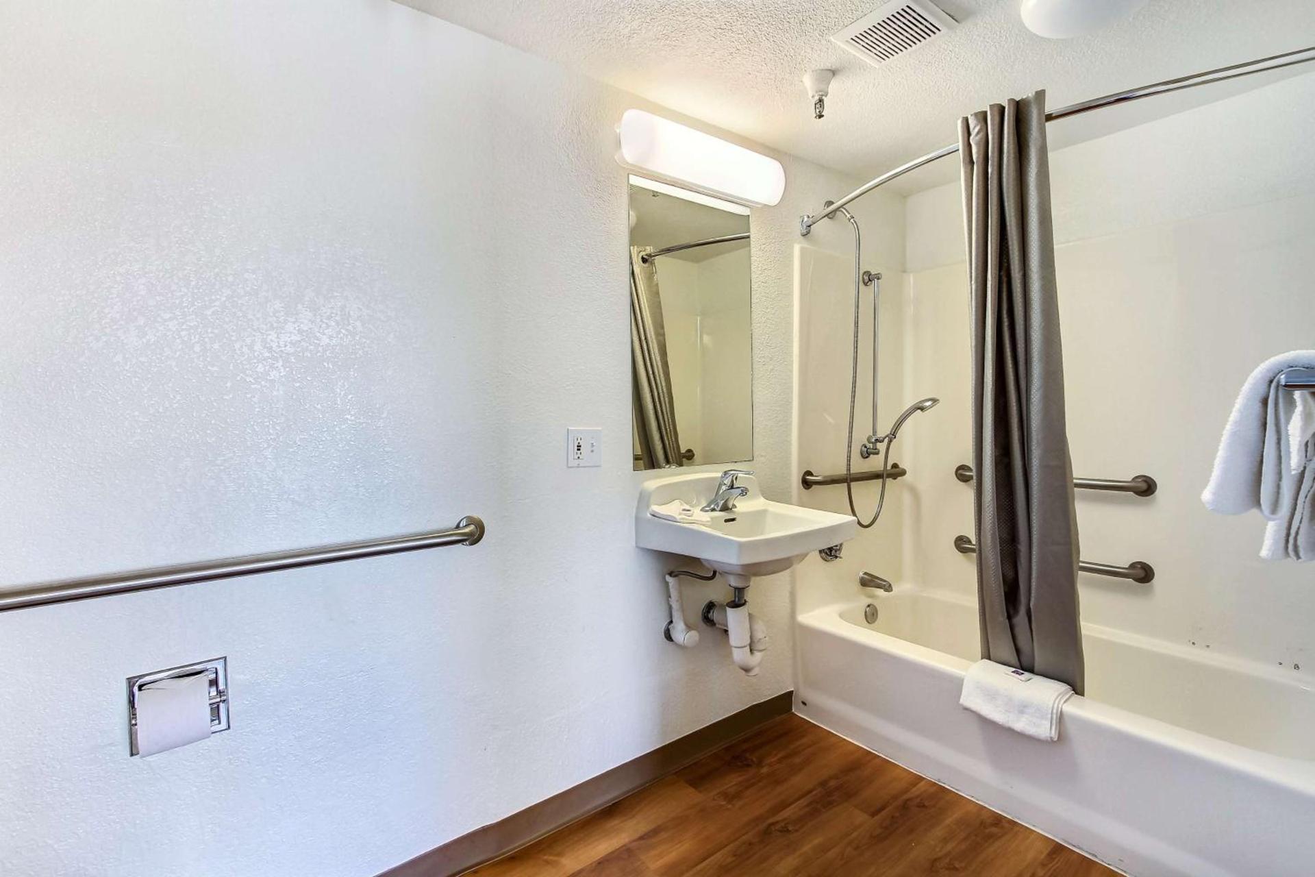Hotel B5 -Watsonville photo 41