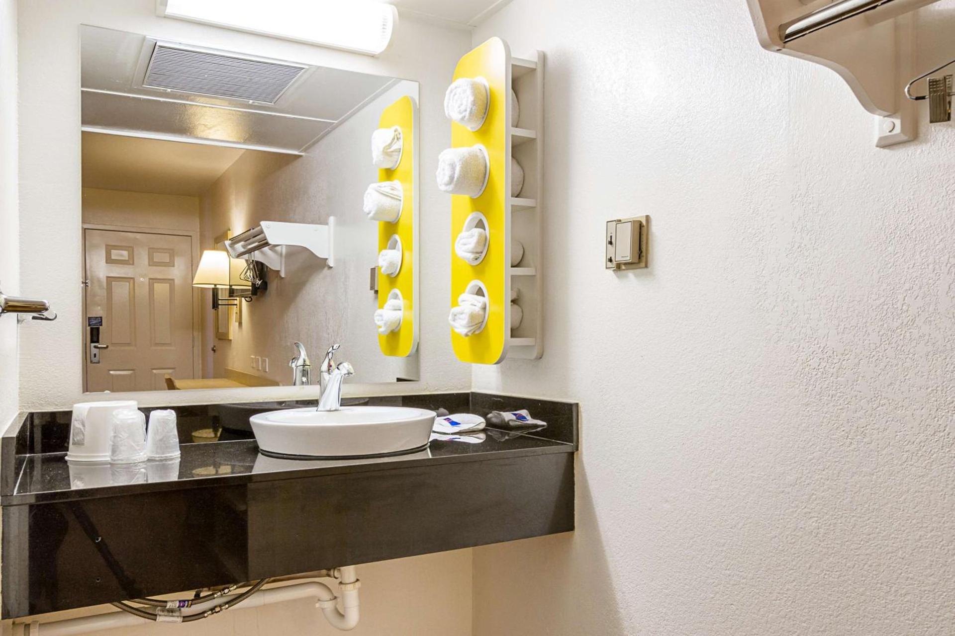 Motel 6 Mesa North photo 60
