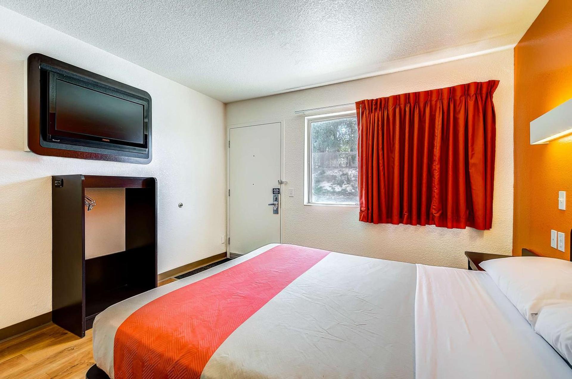 Motel 6 Thornton photo 45