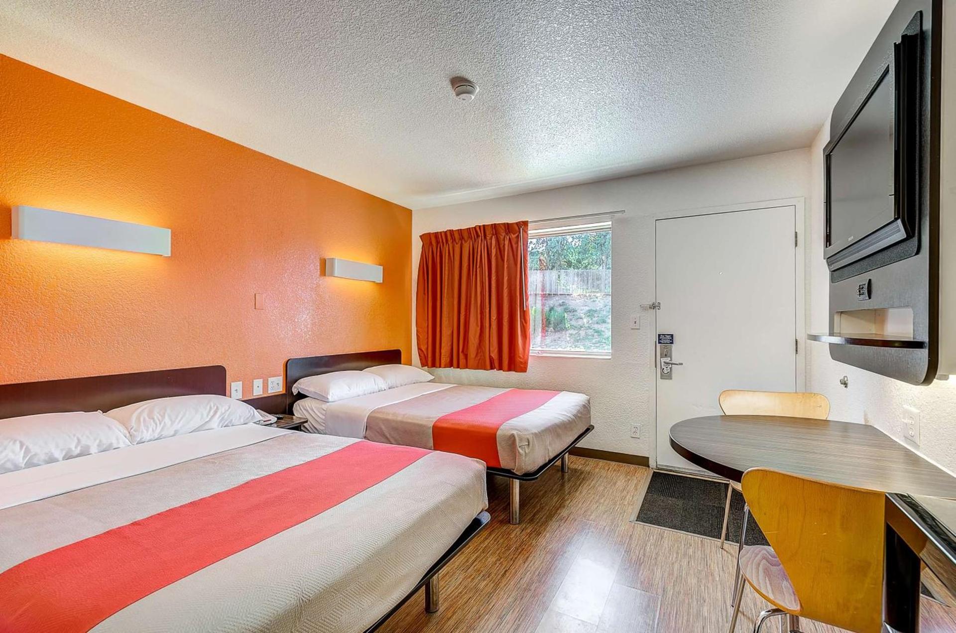 Motel 6 Thornton photo 43