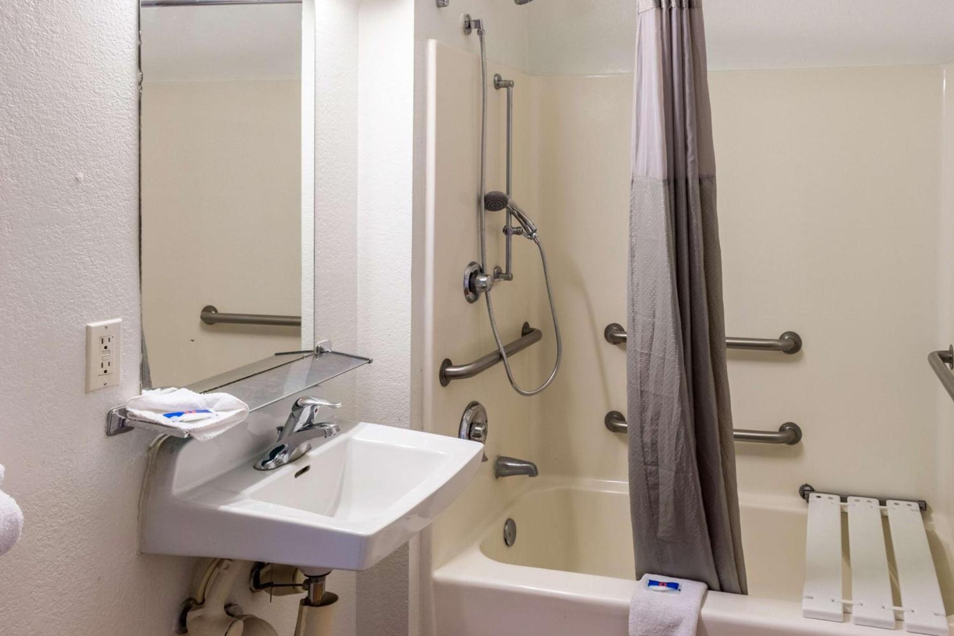 Motel 6-Bakersfield, CA - East photo 37