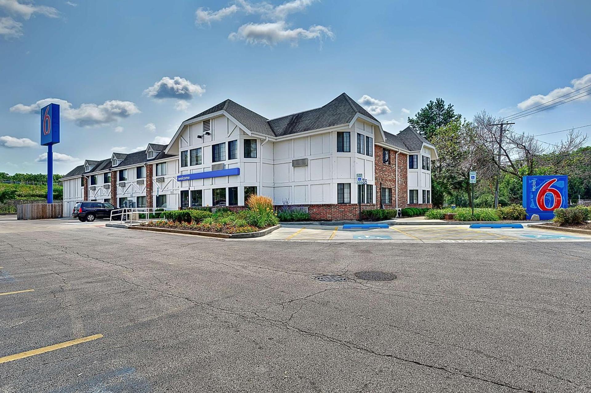 Motel 6-Glenview, IL - Chicago North — hotel in Glenview