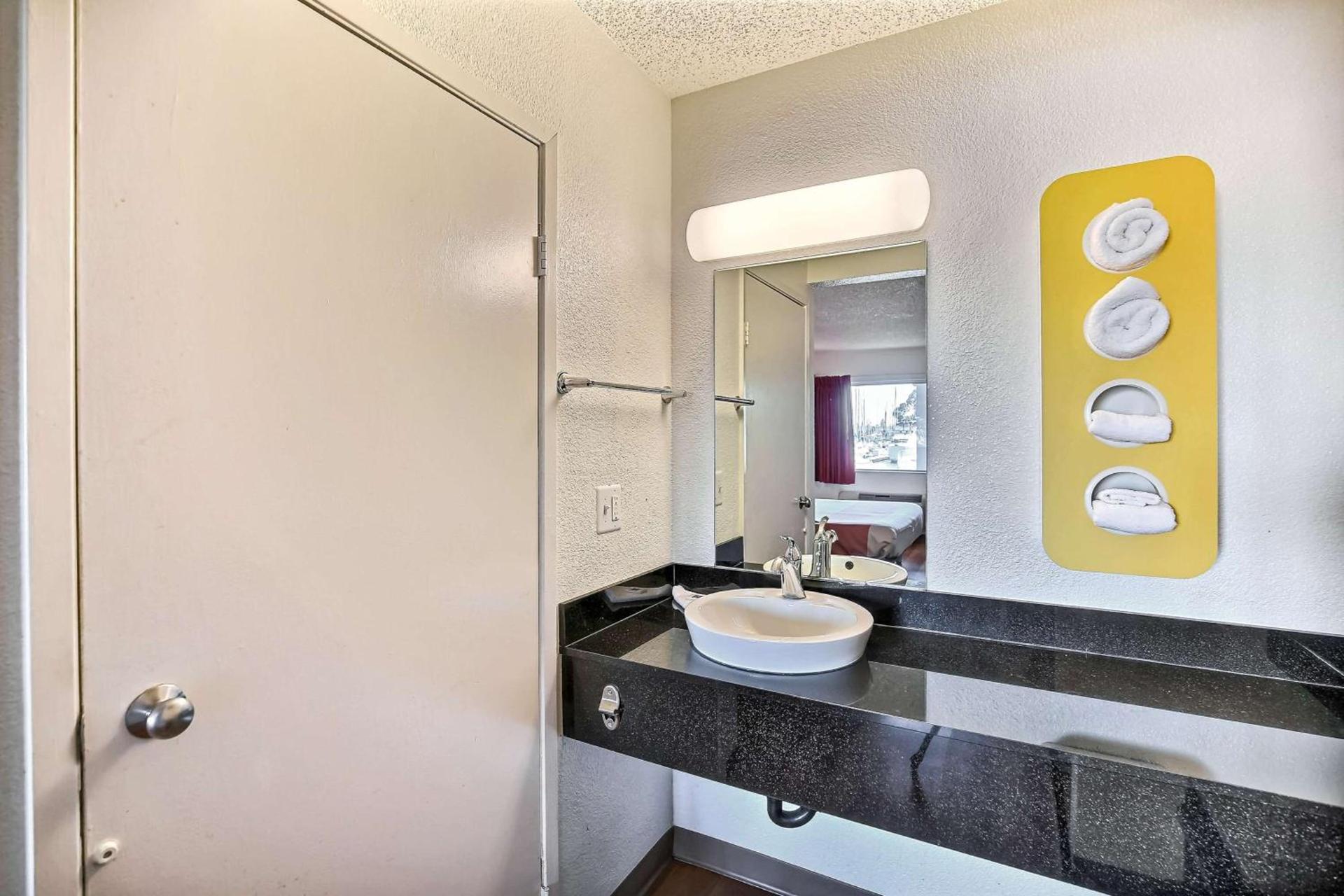 Motel 6-Oakland, CA - Embarcadero photo 38